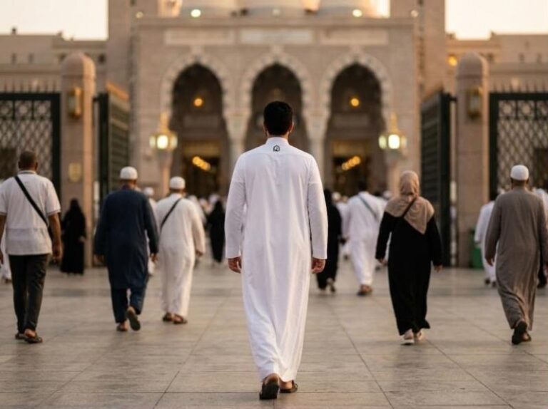 Mescid-i Haram yakınında beyaz entari giymiş erkek, arkadan görünüm