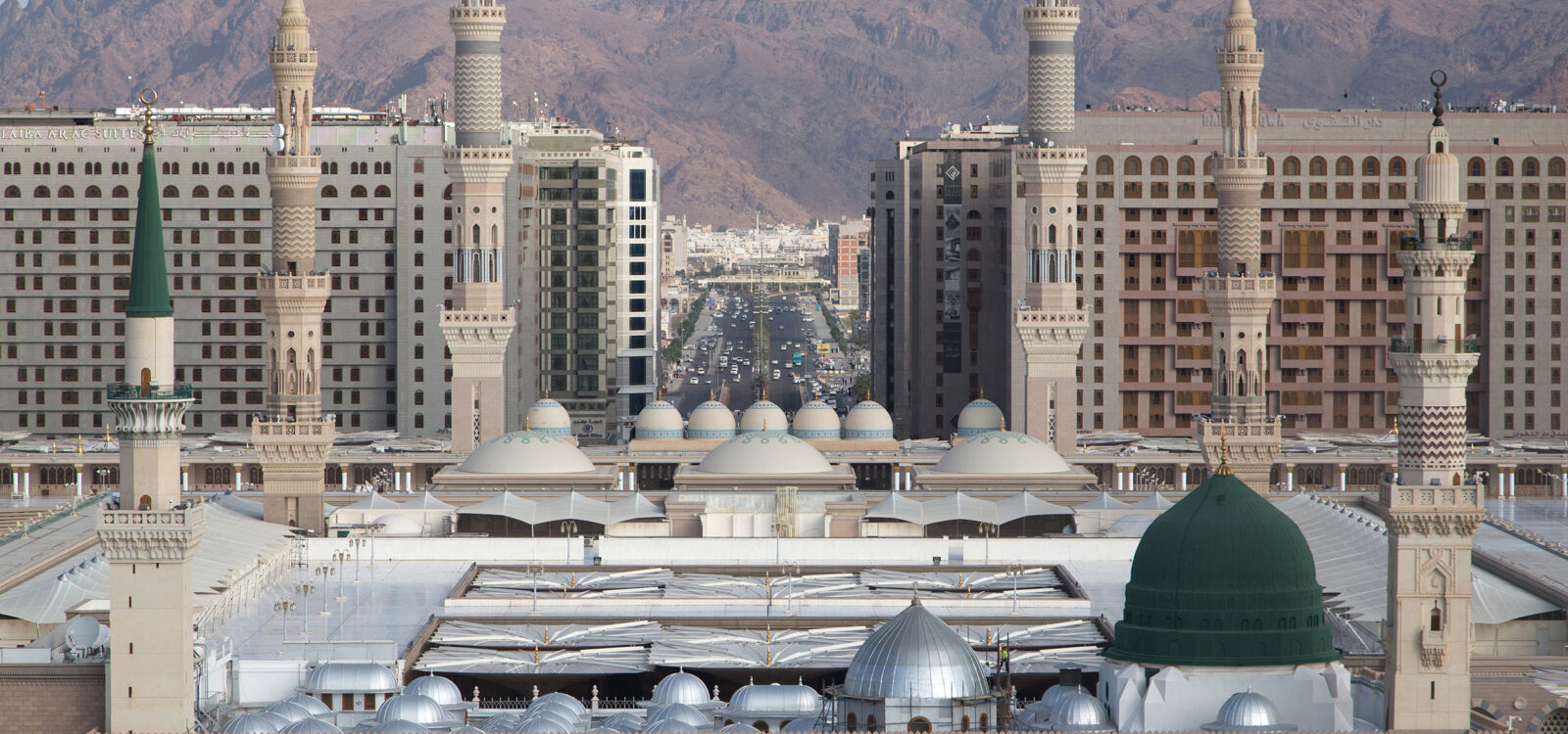 Medine'de Mescid-i Nebevî'yi ziyaret edenler
