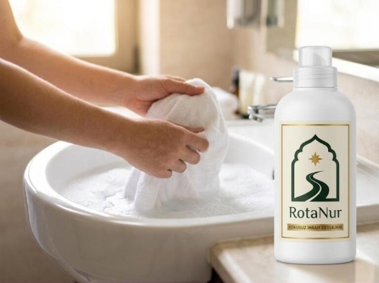 Otel lavabosunda RotaNur kokusuz deterjanla elde yıkanan ihram örtüsü
