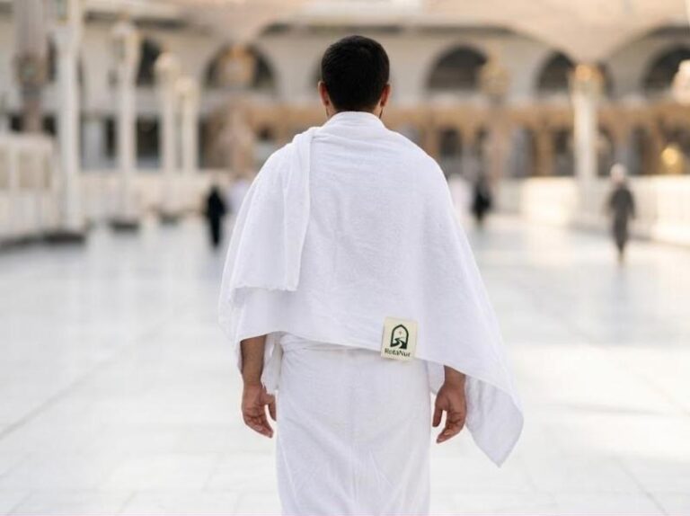 Mescid-i Haram avlusunda beyaz pamuklu ihram giymiş hacı adayı, arkadan görünüm
