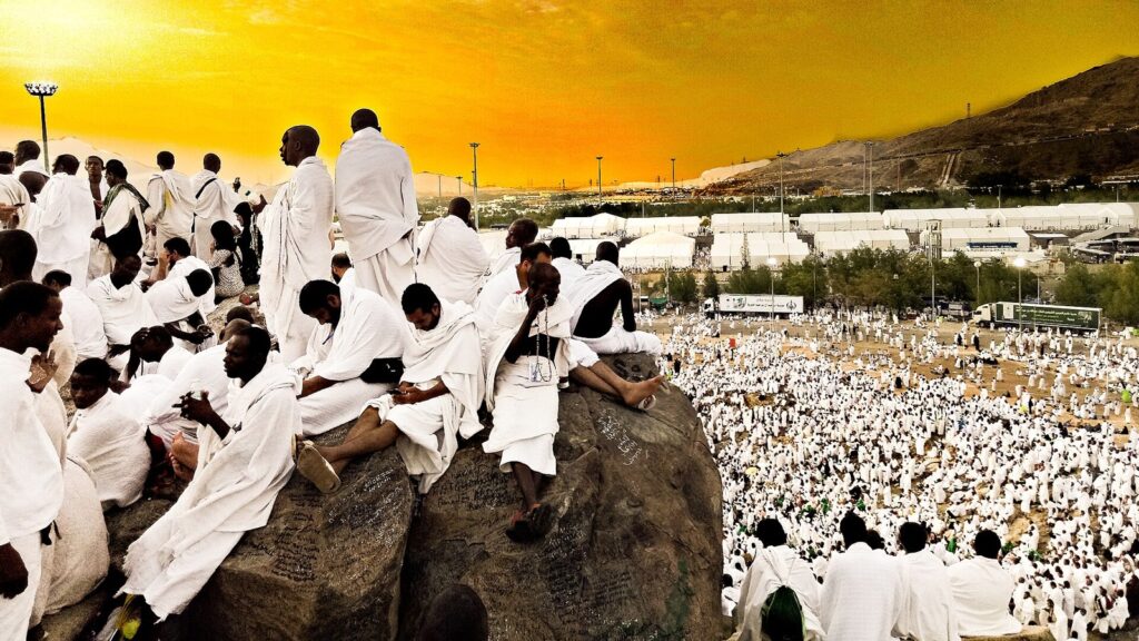 Pilgrims gathered on Jabal ar-Rahmah at Arafat