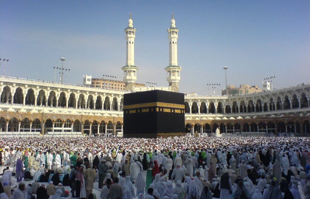 Mescid-i Haram'da Kâbe'yi tavaf eden hacılar