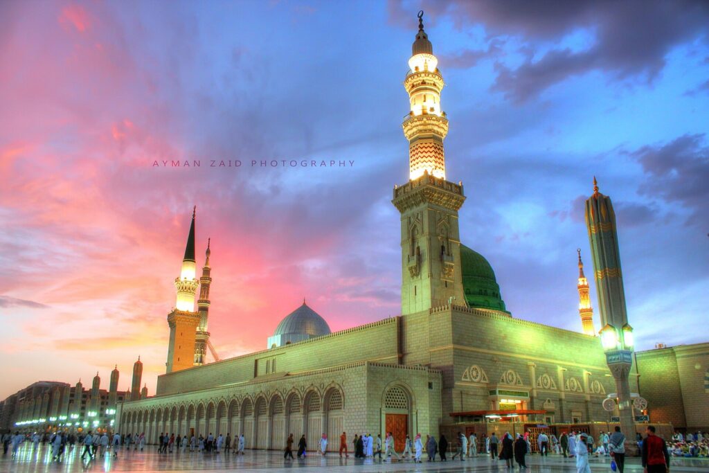 Medine'deki Mescid-i Nebevî'nin avlusu, şemsiyeleri ve minareleri