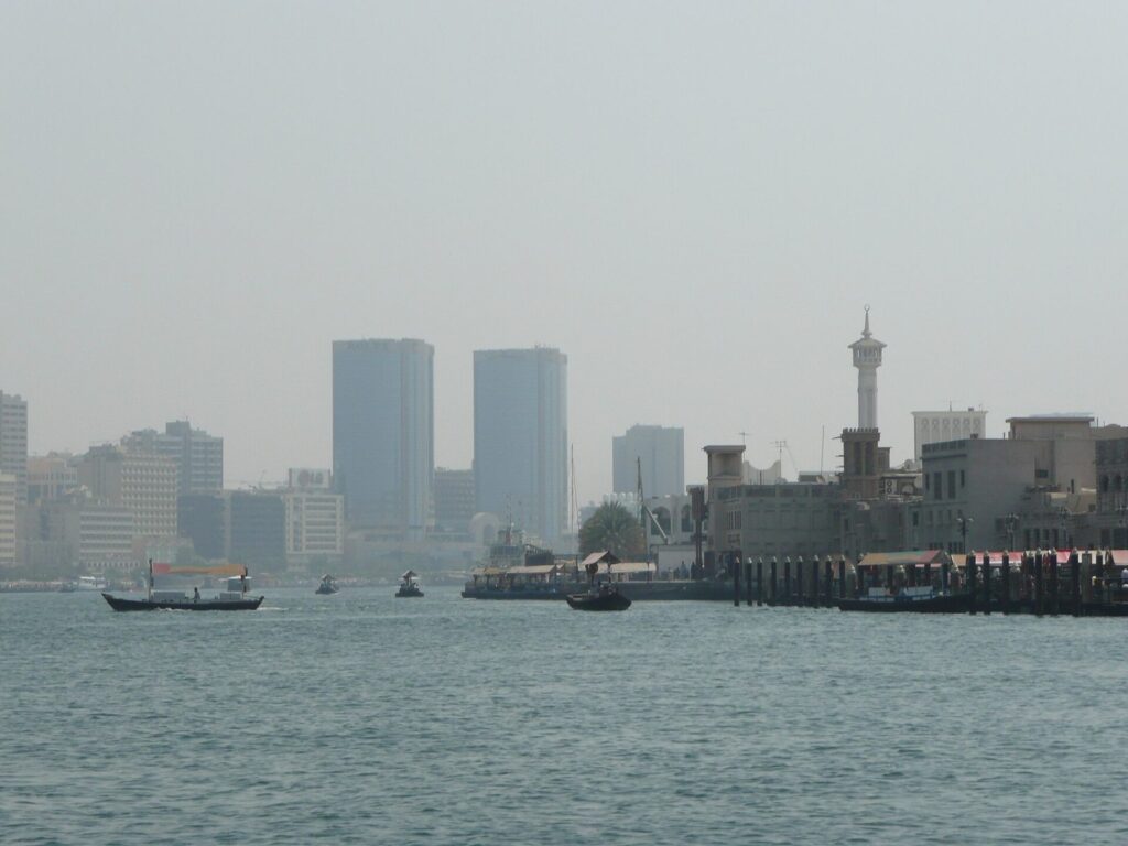 Dubai Hor'da abra teknesinden görülen kıyı ve tarihî çarşı bölgesi