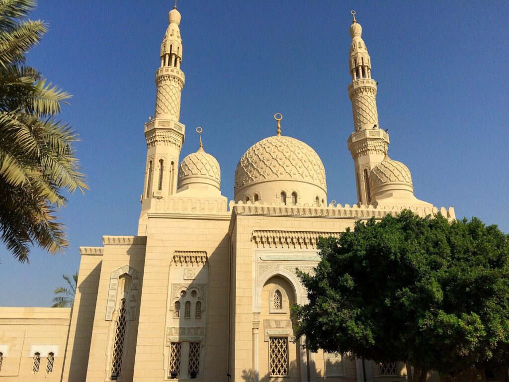 Dubai'deki Cumeyra Camii'nin taş cephesi ve minareleri