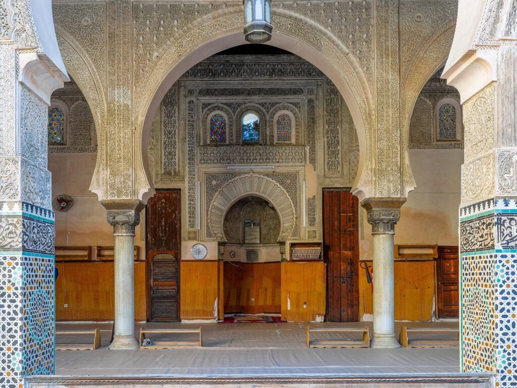 Fes'teki Bu İnaniye Medresesi'nin çini ve ahşap süslemeli namaz salonu