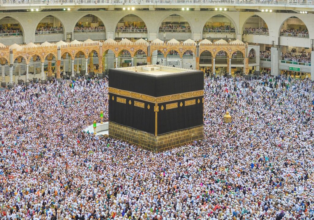 Mescid-i Haram'da hac mevsiminde toplanan hacılar