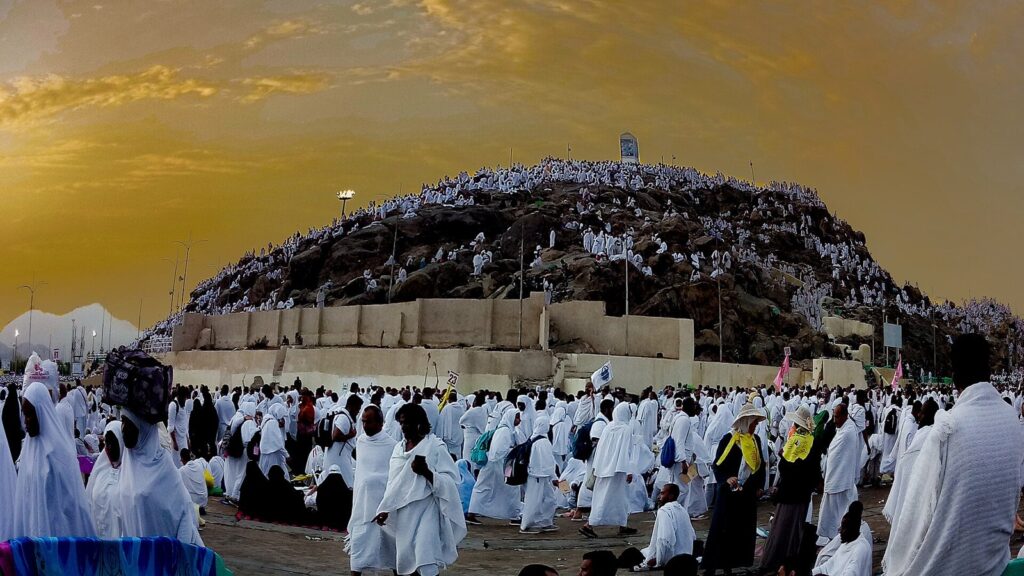 Arafat'ta vakfe için toplanan hacılar ve Cebel-i Rahme