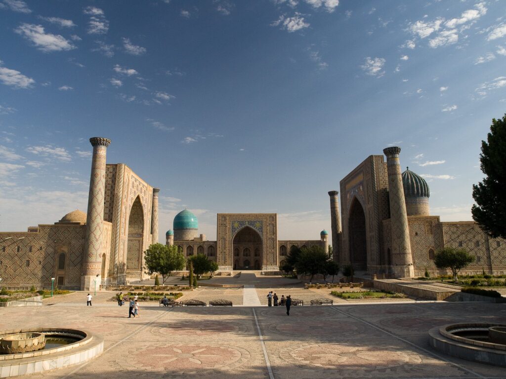 Semerkant'taki Registan Meydanı ve çevresindeki tarihî medreseler
