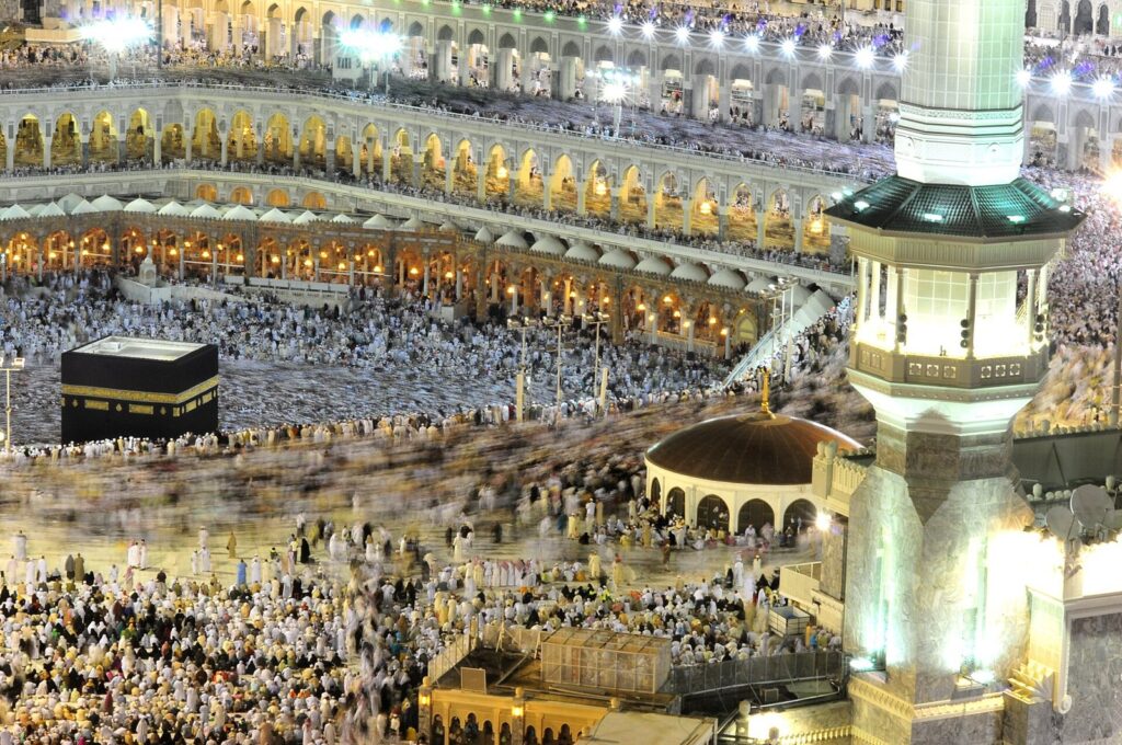 Mescid-i Haram'da Kâbe çevresinde tavaf eden ihramlı ziyaretçiler