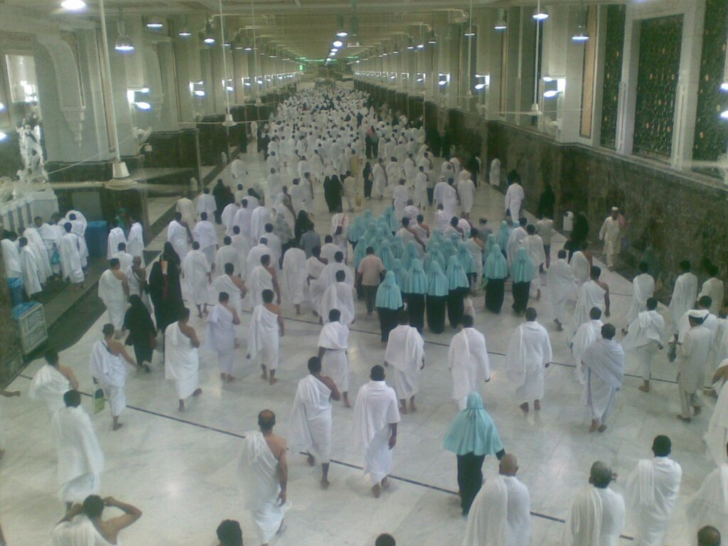 Mescid-i Haram'da Safa ile Merve arasındaki sa'y alanı