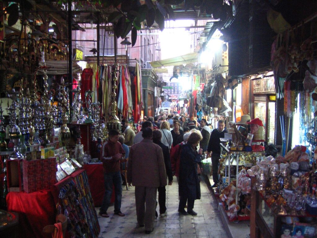 Kahire Han el-Halili çarşısında fenerler ve dar çarşı sokağı