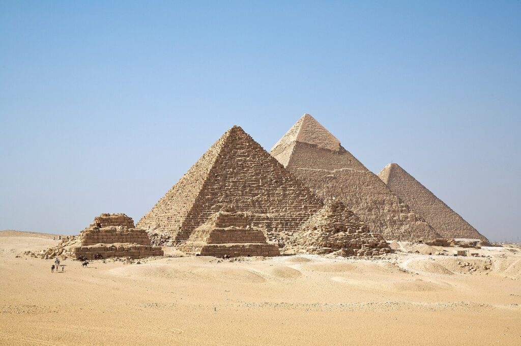 Giza platosundaki büyük piramitler ve çevresindeki çöl manzarası