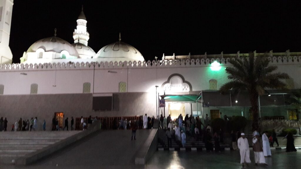 Kuba Mescidi'nin iç mekânında namaz alanı