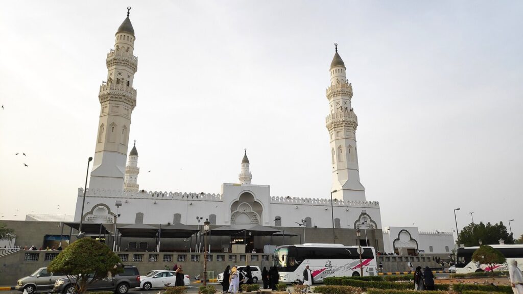 Medine'deki Kuba Mescidi'nin beyaz cephesi, kubbeleri ve minareleri