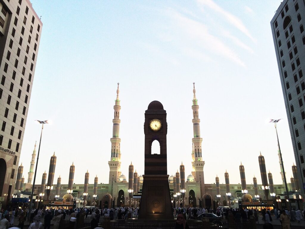 Medine'de Mescid-i Nebevî'nin minareleri ve saat kulesi