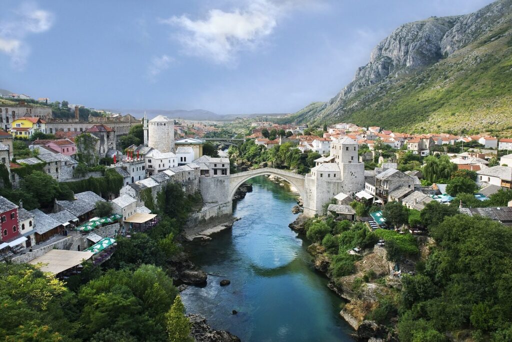 Neretva Nehri üzerindeki tarihî Mostar Köprüsü ve eski şehrin taş evleri