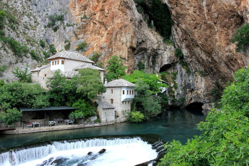 Buna Nehri'nin kayalığın dibinden çıktığı noktada kurulan Blagay Tekkesi