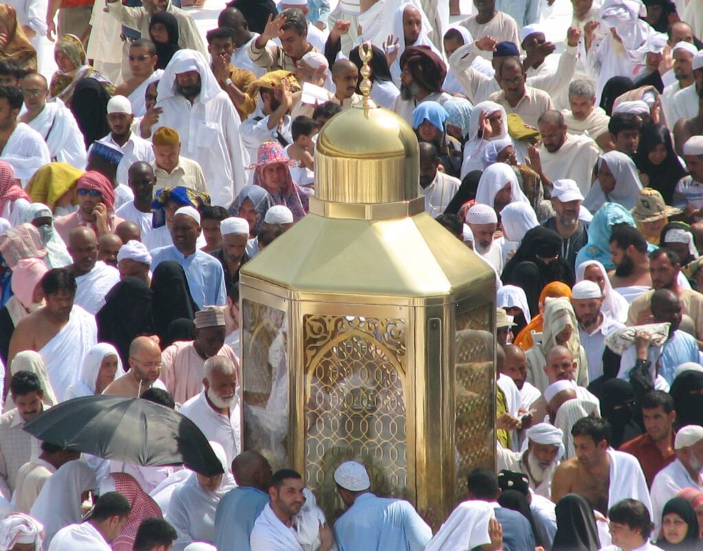 Mescid-i Harâm'da Kâbe ve önündeki Makam-ı İbrahim