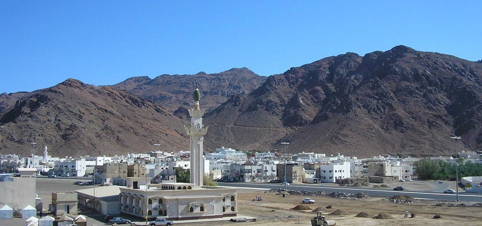 Medine'nin kuzeyinde yükselen Uhud Dağı ve önündeki düzlük