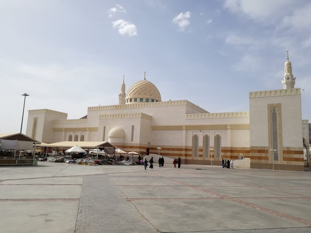Uhud Dağı eteğindeki Seyyidü'ş-Şühedâ Mescidi