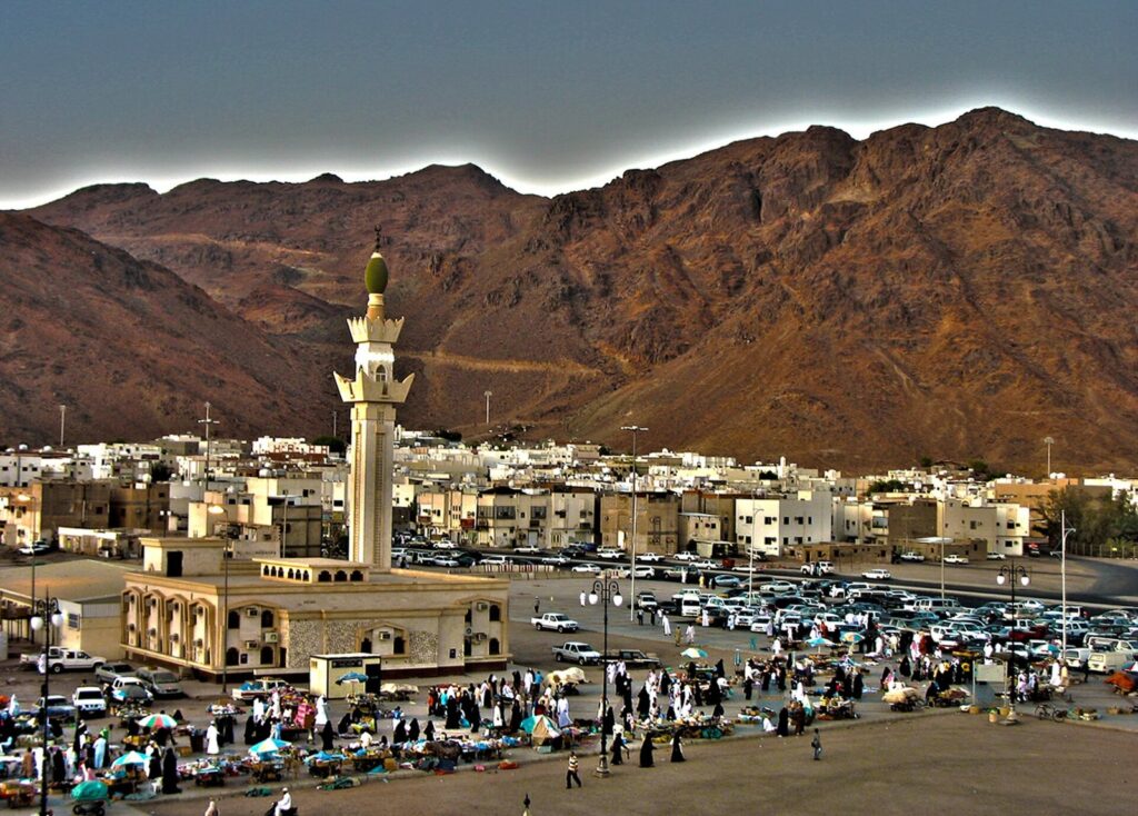 Uhud'daki Seyyidü'ş-Şühedâ Camii ve şehitlik çevresi