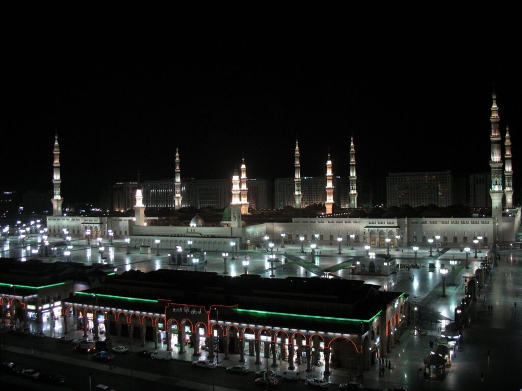 Medine'de Mescid-i Nebevî'nin gece görünümü