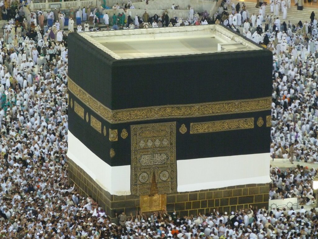 Mescid-i Haram'da Kâbe ve çevresindeki ziyaretçiler