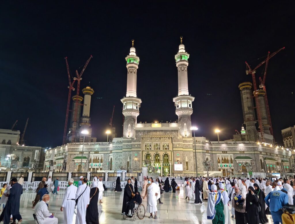 Umre yolcuları Mescid-i Haram'ın avlusunda