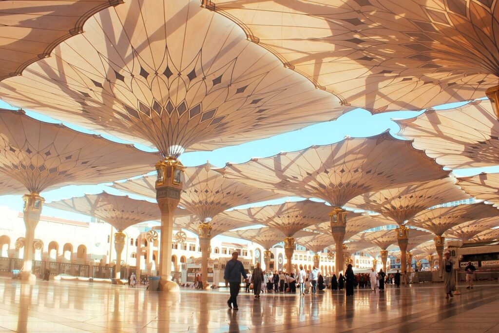 Medine'de Mescid-i Nebevî'nin avlusu ve şemsiyeleri