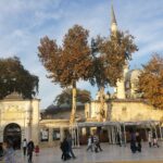 Eyüp Sultan Camii'nin avlusu ve giriş kapısı