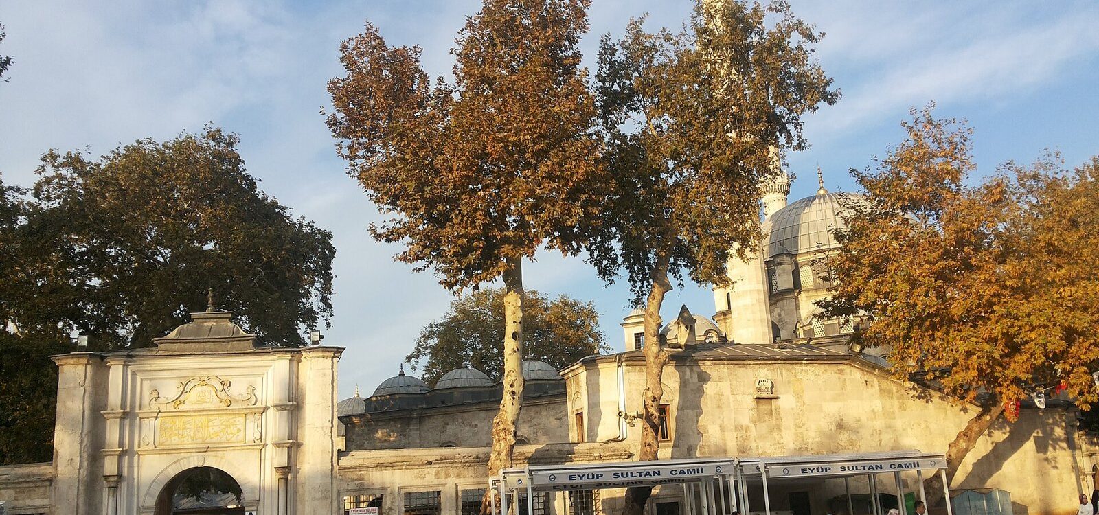 Eyüp Sultan Camii'nin avlusu ve giriş kapısı