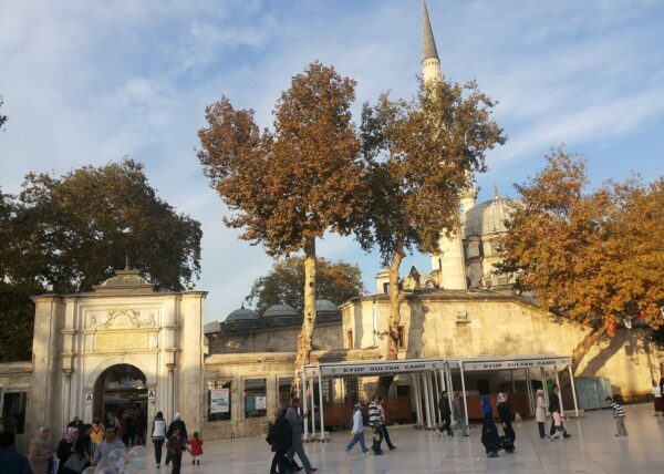 Camiye Girerken Okunacak Dua ve Camiden Çıkarken Okunacak Dua: Okunuşu, Anlamı ve Tahiyyetü’l-Mescid