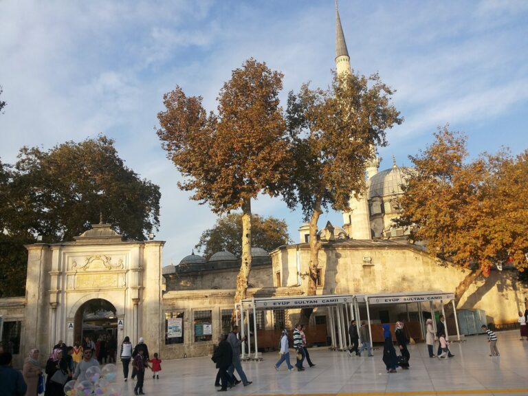 Eyüp Sultan Camii'nin avlusu ve giriş kapısı