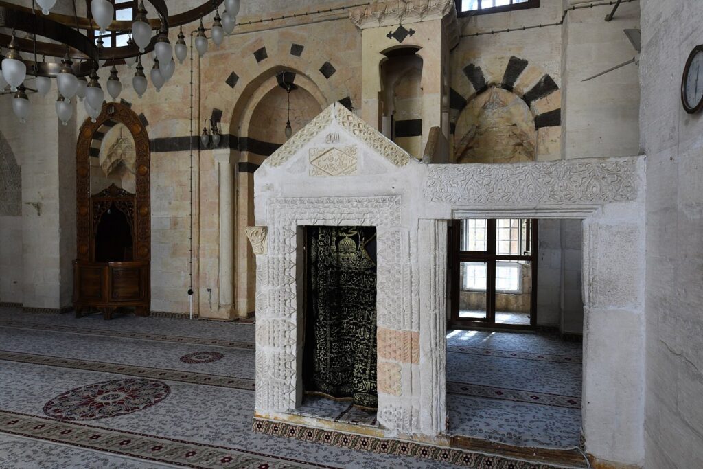 Mardin Latifiye Camii'nin iç mekânı, mihrap ve minber