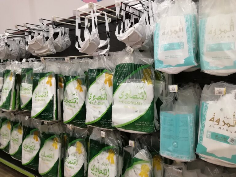 Satışa hazır ihram takımları