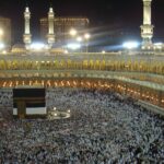 Gece Mescid-i Haram'da Kâbe ve tavaf eden hacılar