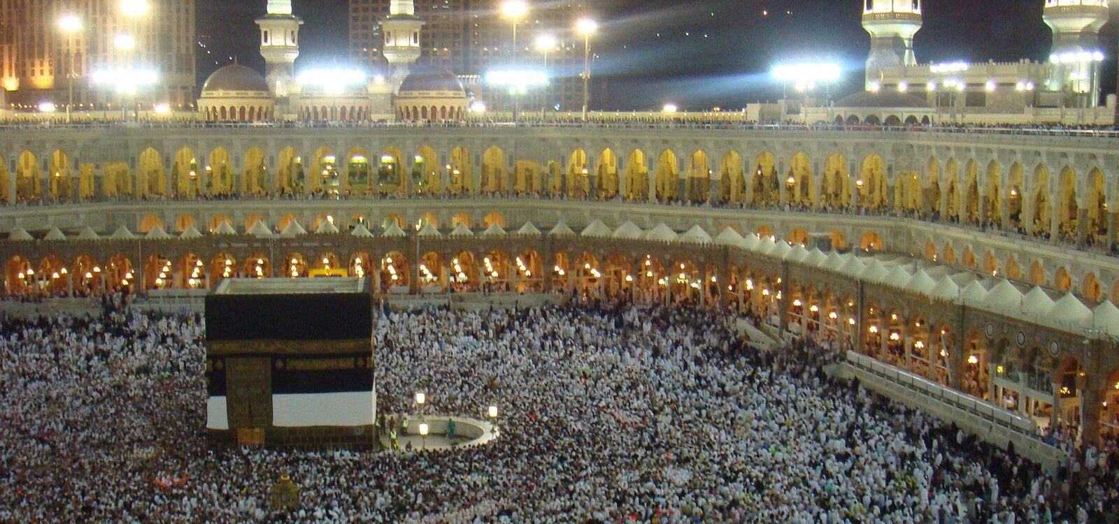 Gece Mescid-i Haram'da Kâbe ve tavaf eden hacılar