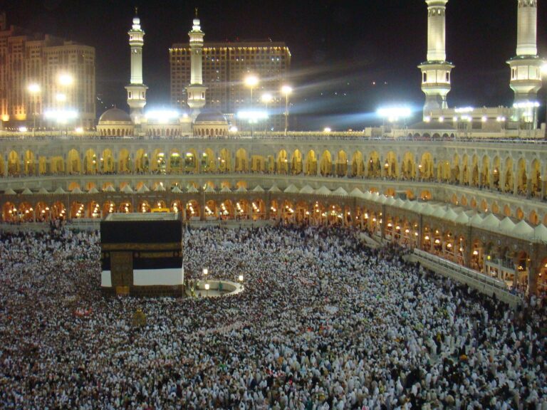 Gece Mescid-i Haram'da Kâbe ve tavaf eden hacılar