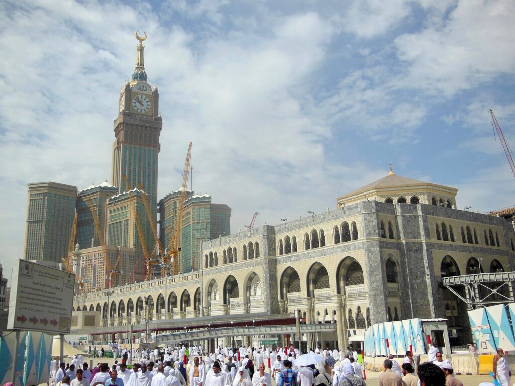 Mescid-i Haram'ın dış avlusu ve Mekke Saat Kulesi