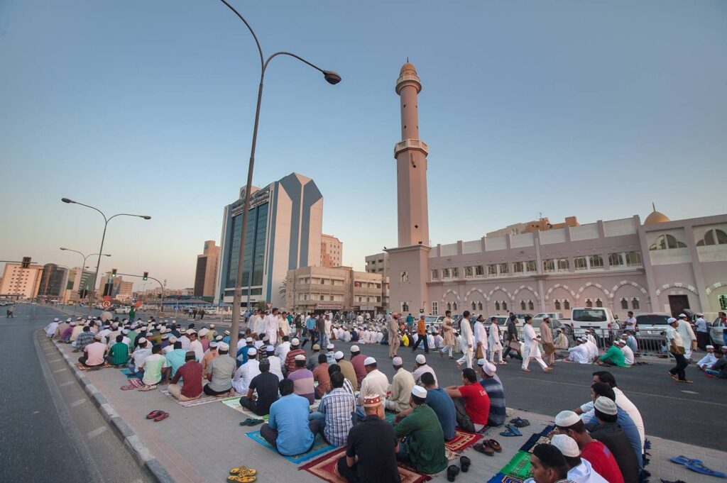 Bayram sabahı cami avlusunda cemaat