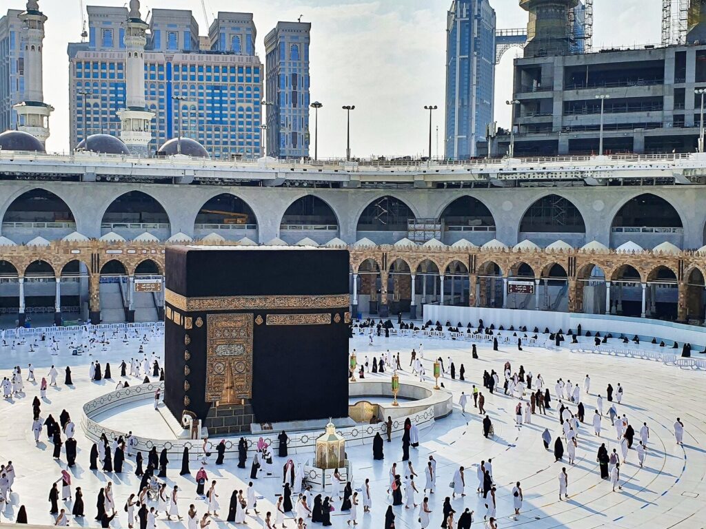 Mescid-i Haram'ın avlusu ve Kâbe
