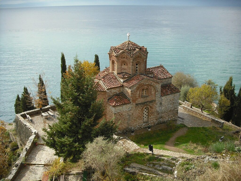Ohrid Gölü kıyısında Aziz Yuhanna Kaneo Kilisesi