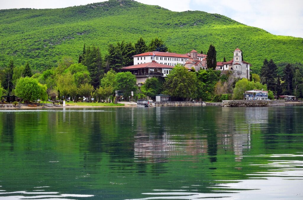 Aziz Naum Manastırı çevresindeki kaynaklar ve tekneler
