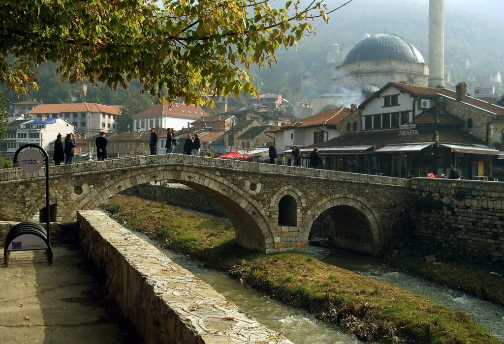 Prizren Taş Köprü ve arkada Sinan Paşa Camii