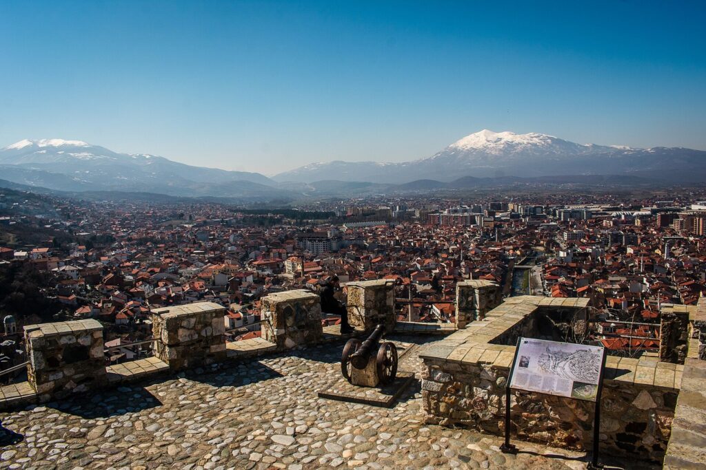 Prizren Kalesi'nden şehrin ve Şar Dağları'nın görünümü