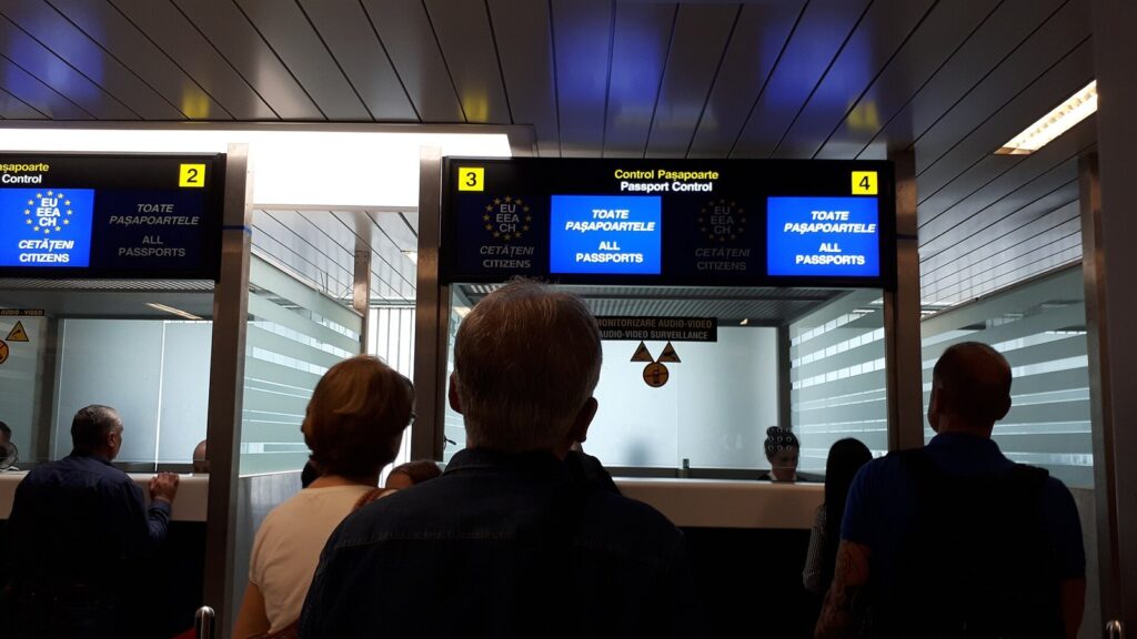 Havalimanında pasaport kontrol bankoları